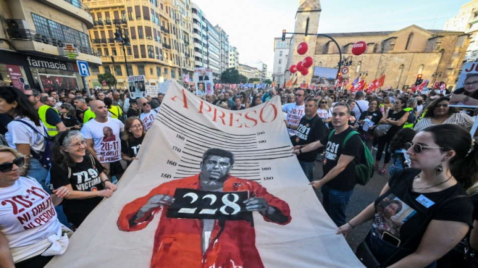 Dezenas de milhares de valencianos saem &agrave;s ruas no anivers&aacute;rio de inunda&ccedil;&otilde;es mortais