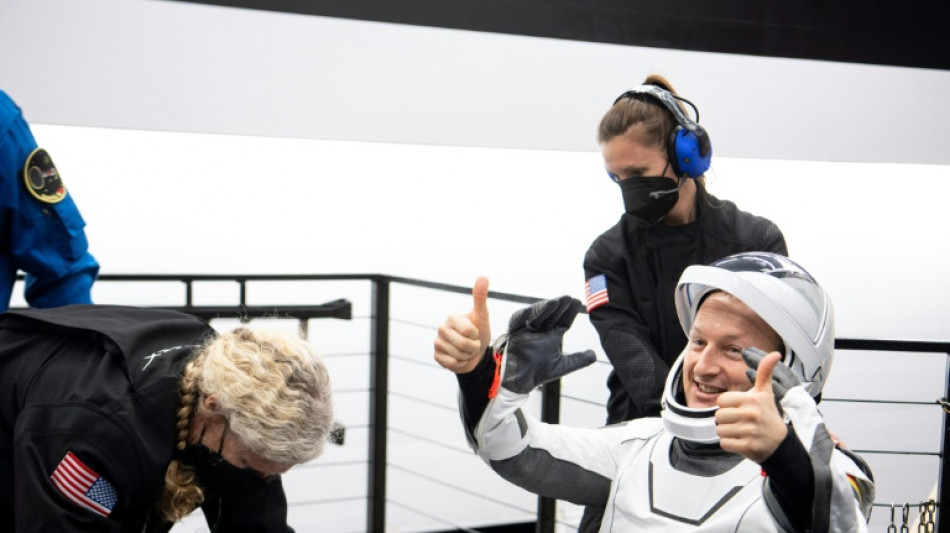 Deutscher Astronaut Maurer ist nach sechs Monaten im All zur&uuml;ck auf der Erde