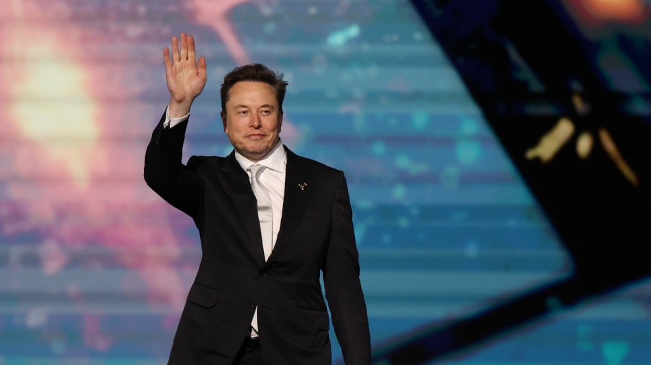 Musk rassicura su Tesla, 'resto amministratore delegato'