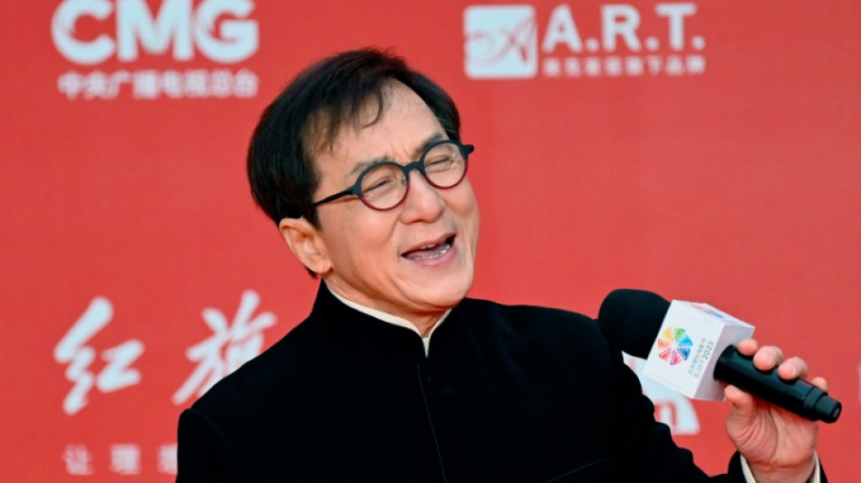 Jackie Chan, star des films d'arts martiaux et porteur de la flamme paralympique &agrave; Paris