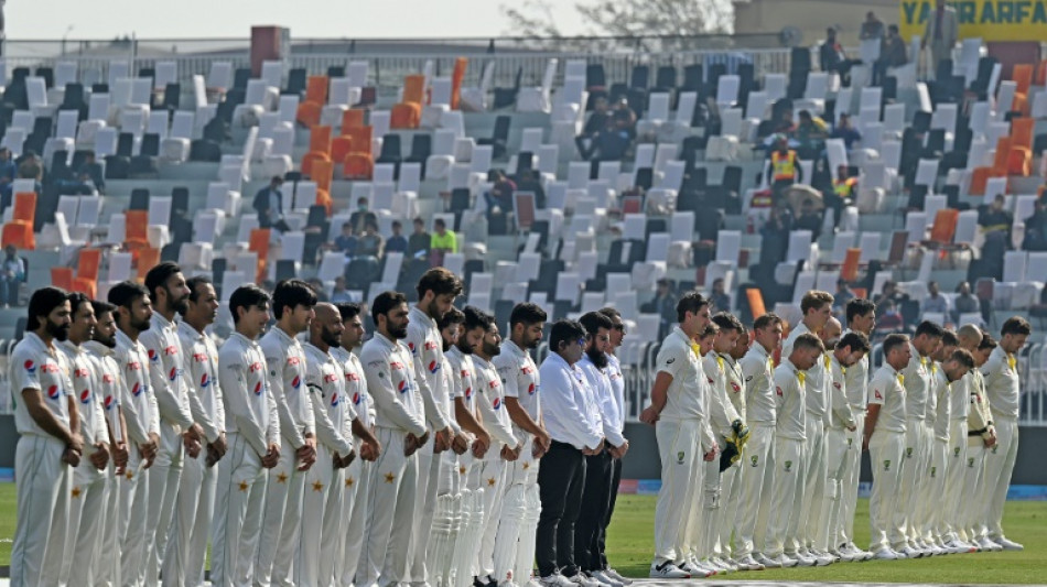 Minute's silence for Warne, black armbands as Australia Test resumes
