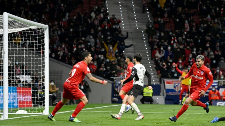 Atl&eacute;tico Madrid deja aparcada la crisis con remontada ante Valencia