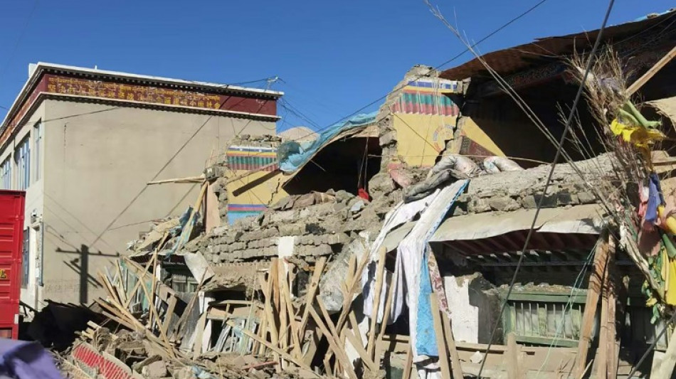 Rescatistas protegen del fr&iacute;o a los afectados por el letal sismo en el T&iacute;bet
