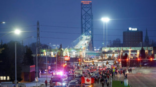 L'industrie automobile touchée au cœur par le blocage d'un pont au Canada