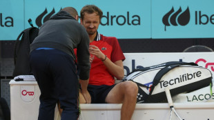 Medvedev sente lesão e abandona em Madri contra Lehecka, que vai às semifinais