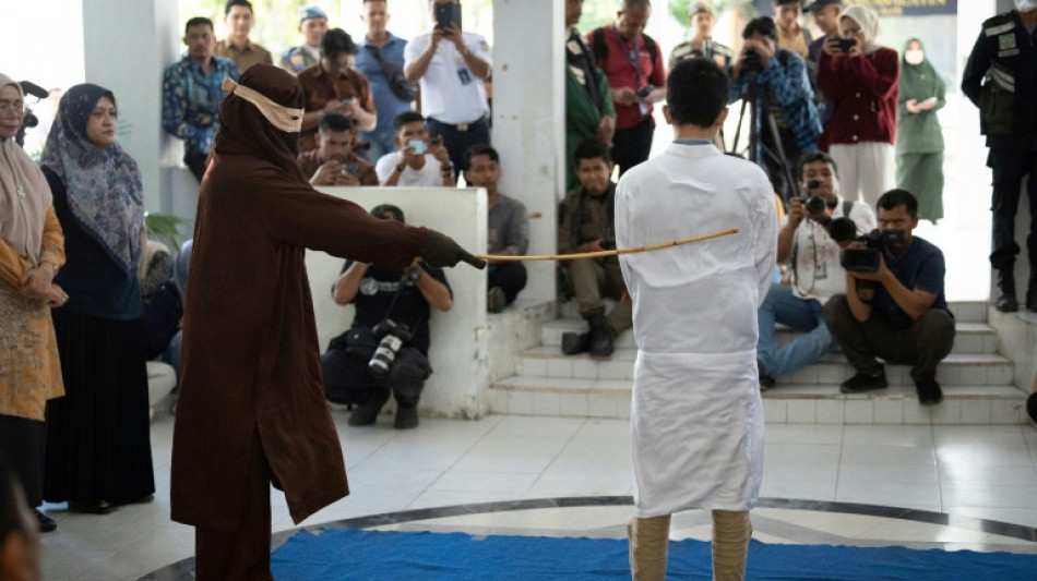 Dois homems a&ccedil;oitados em p&uacute;blico na Indon&eacute;sia por rela&ccedil;&atilde;o homossexual