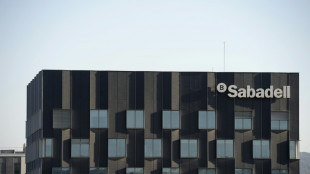 El banco español BBVA anuncia el pago de un dividendo excepcional en plena opa por su rival Sabadell