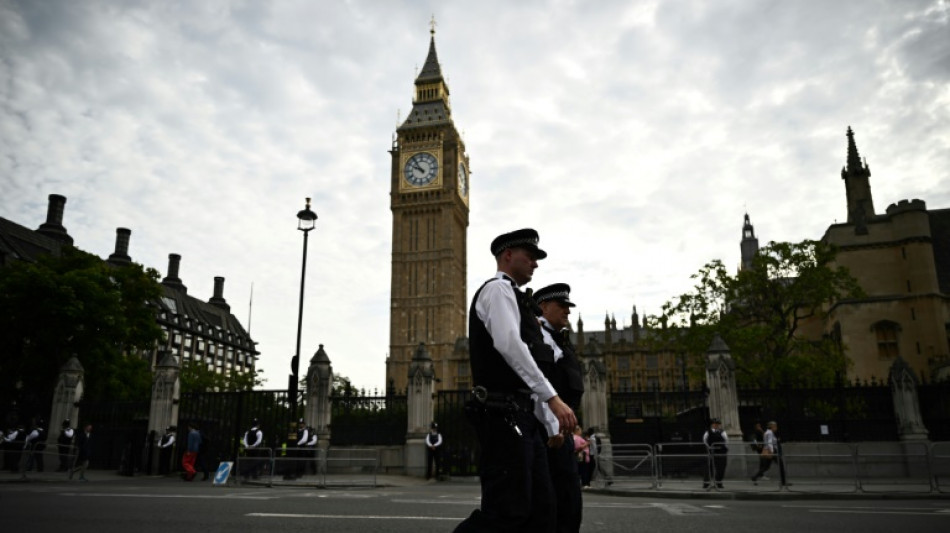 Deux policiers poignard&eacute;s dans le centre de Londres, un homme arr&ecirc;t&eacute; (police)