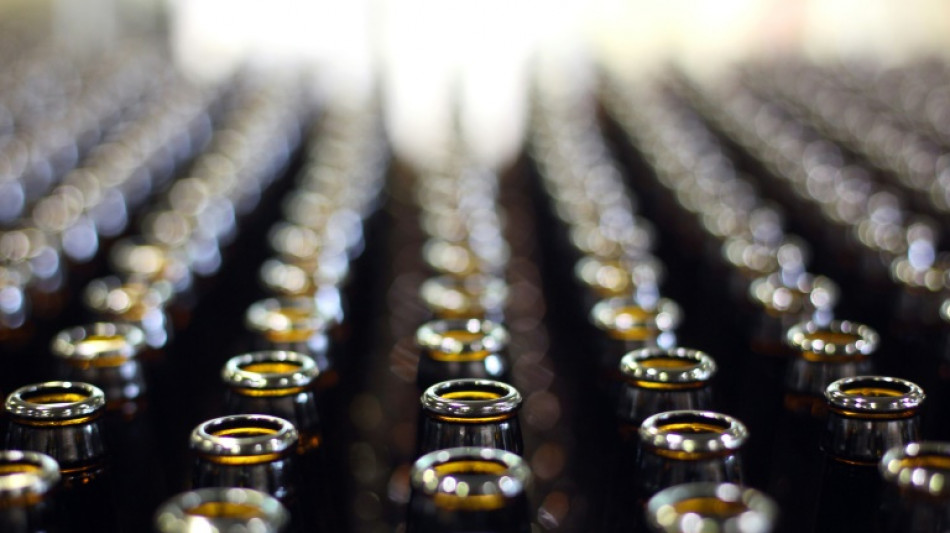 Estudo detecta mais micropl&aacute;sticos em garrafas de vidro do que nas de pl&aacute;stico