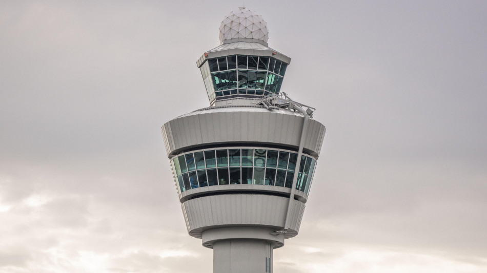 Olanda, droni sull'aeroporto di Eindhoven, stop ai voli