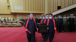 Nordkoreas Machthaber bei Beisetzung von hohem Militär unter den Sargträgern