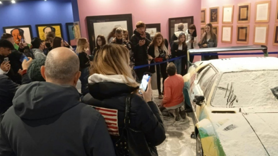 Des militants écologistes couvrent de farine une oeuvre d'Andy Warhol à Milan