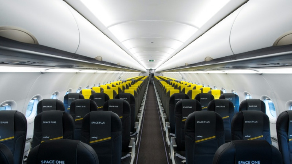 Un grupo de adolescentes jud&iacute;os franceses son desembarcados de un avi&oacute;n en Espa&ntilde;a