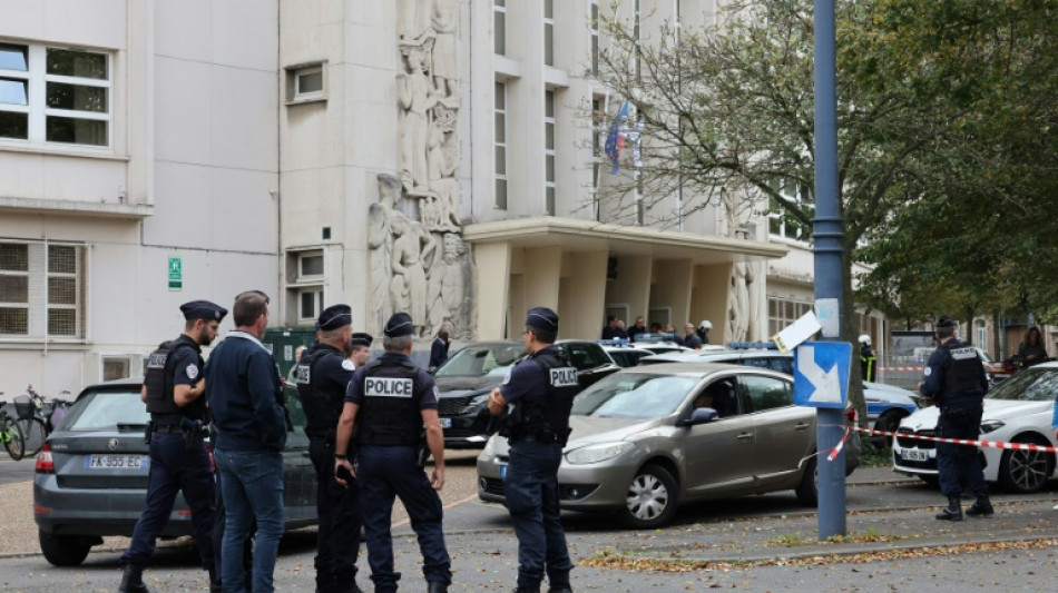 Professor &eacute; morto em ataque a faca em liceu no norte da Fran&ccedil;a
