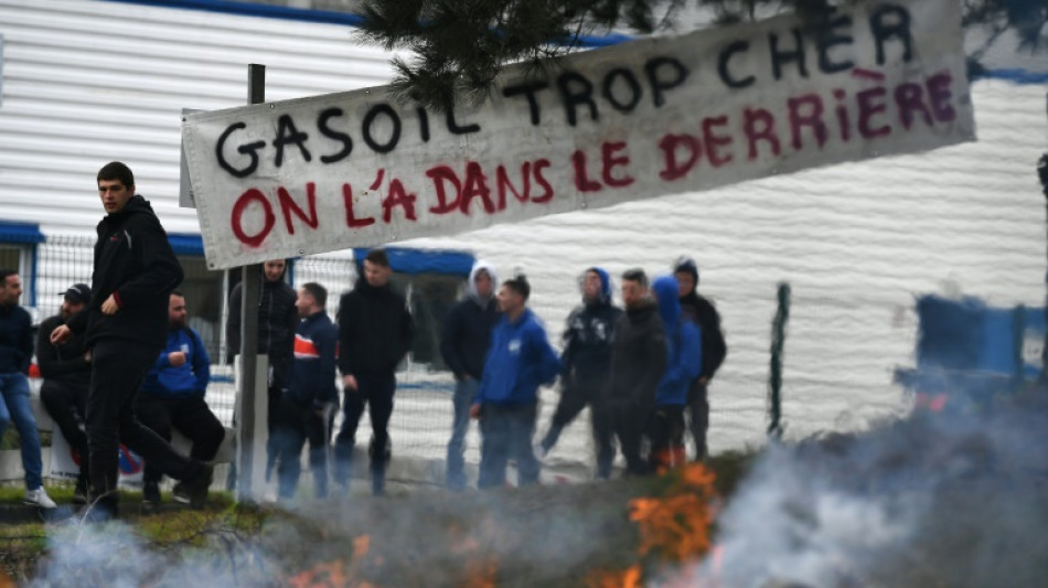 Prix des carburants: les dépôts pétroliers de Brest et Lorient bloqués