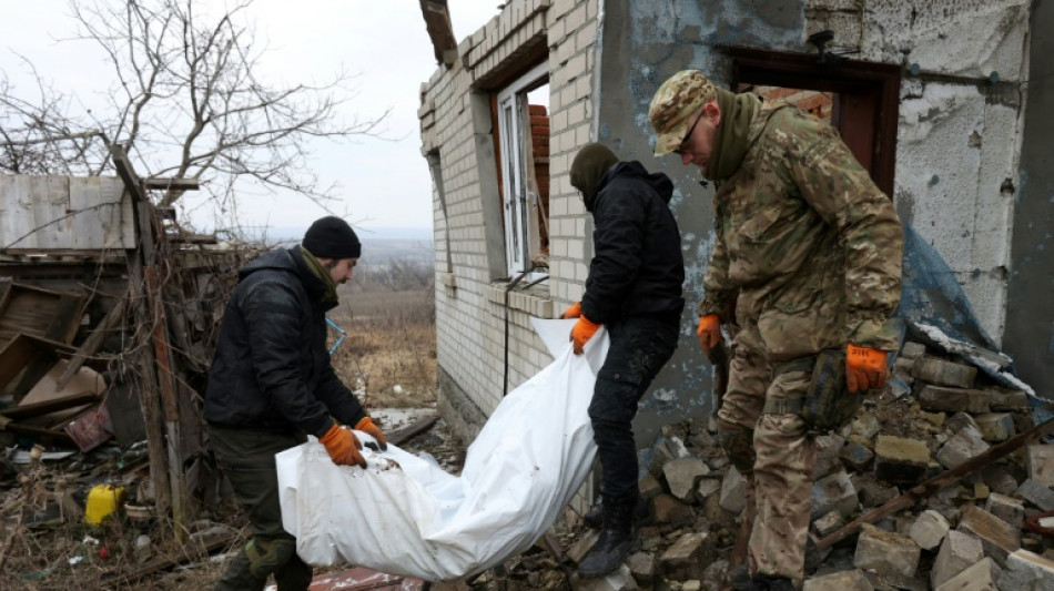 Dans l'est de l'Ukraine, la d&eacute;licate collecte des corps de soldats