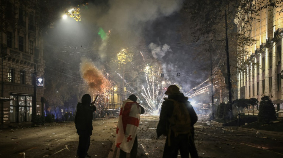 Polic&iacute;a de Georgia dispersa manifestantes en sexta noche de protestas proeuropeas