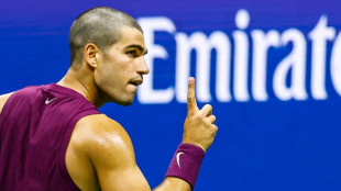 Mit frischer Frisur: Alcaraz startet souver&auml;n