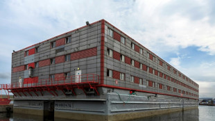 Reino Unido alojar&aacute; mais solicitantes de asilo em barca&ccedil;as