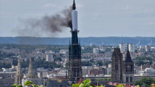 Bombeiros declaram extinto inc&ecirc;ndio que atingiu a agulha da catedral de Rouen, na Fran&ccedil;a