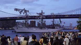 Nave scuola messicana urta il ponte di Brooklyn, 22 feriti