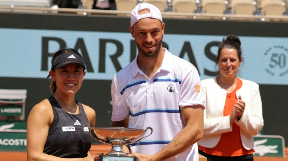 Japonesa desclassificada por bolada em gandula &eacute; campe&atilde; nas duplas mistas em Roland Garros