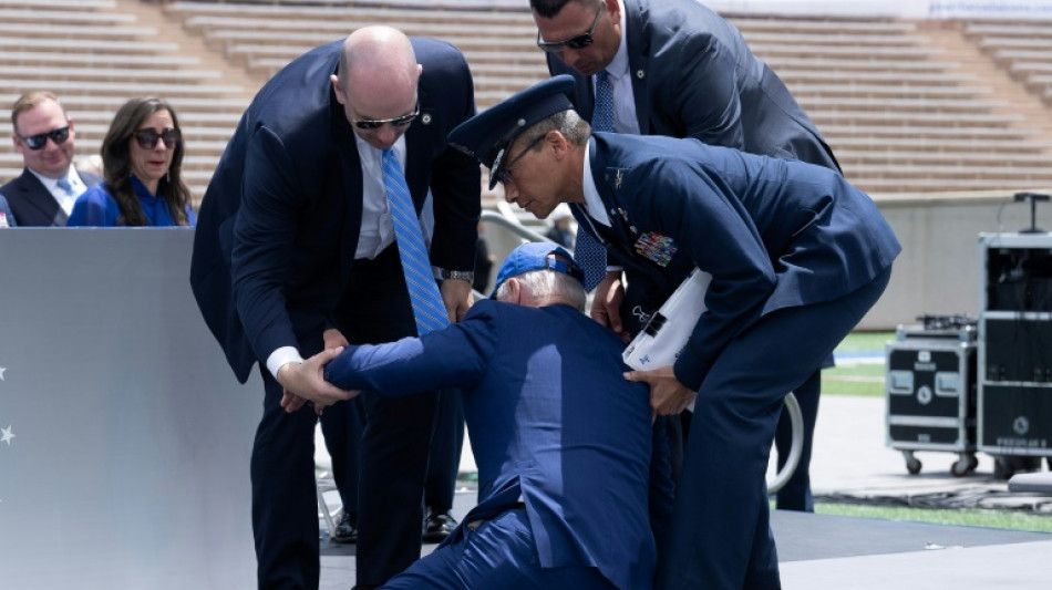 Biden chute sur sc&egrave;ne lors d'une c&eacute;r&eacute;monie militaire