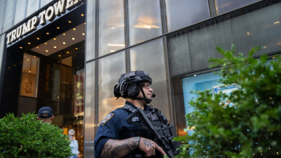 Biden pede uni&atilde;o ap&oacute;s Trump ser ferido em com&iacute;cio