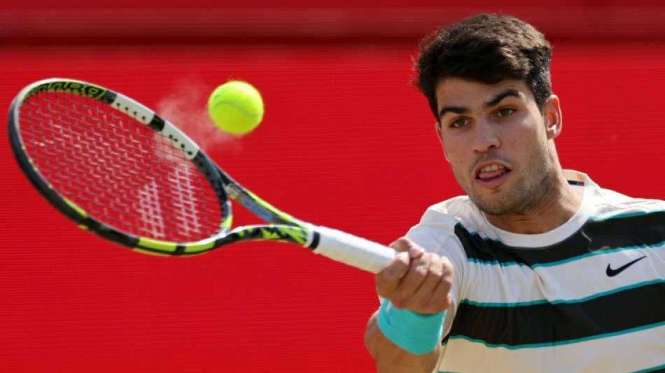 Alcaraz wins testing Queen's opener, Draper cruises
