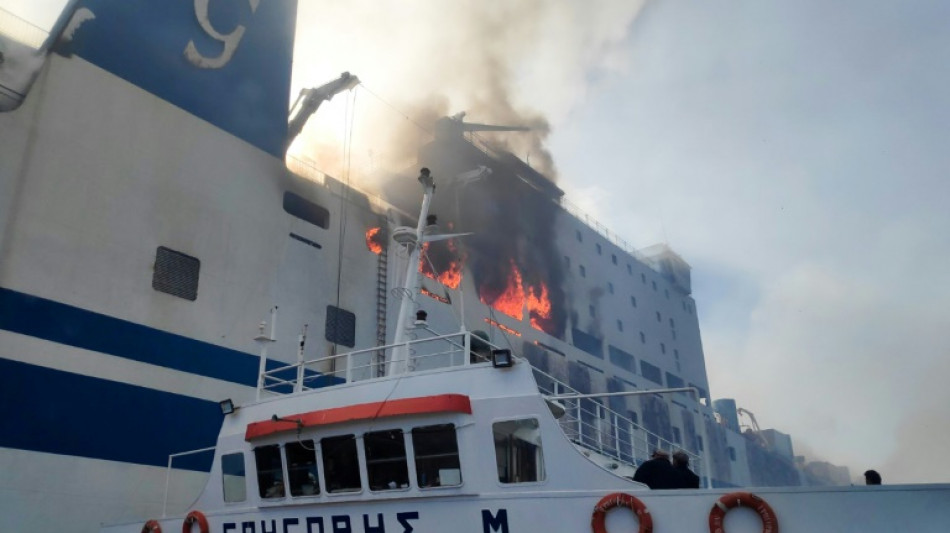 Grecia prosigue la b&uacute;squeda de 12 personas en un ferri en llamas
