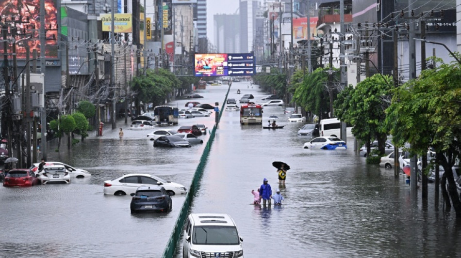 Bangkok floods force thousands into shelters