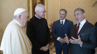 Sylvester Stallone täuscht Faustkampf mit Papst Franziskus an