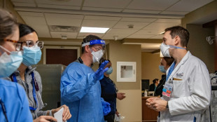 "Agotado", un m&eacute;dico estadounidense espera acabar pronto con el covid