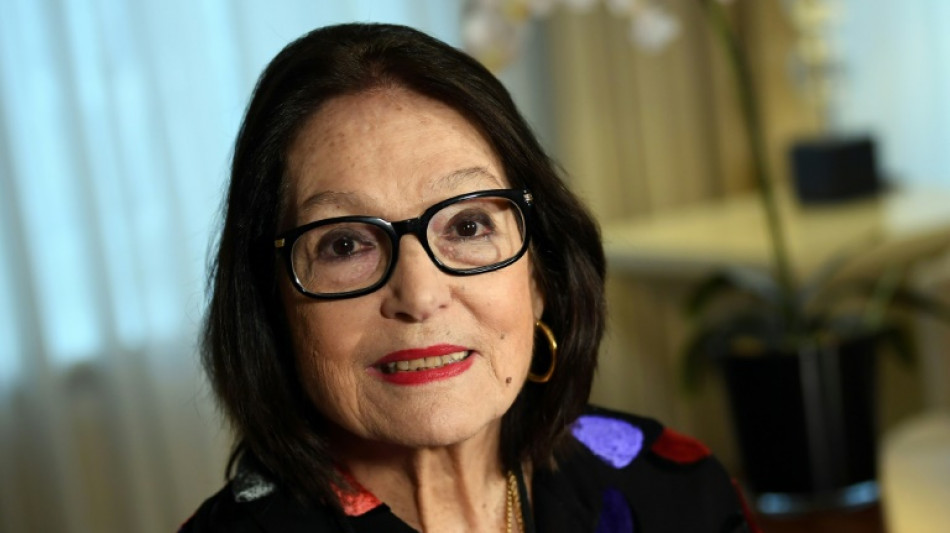 Nana Mouskouri versteigert Kleider und Brillen f&uuml;r guten Zweck