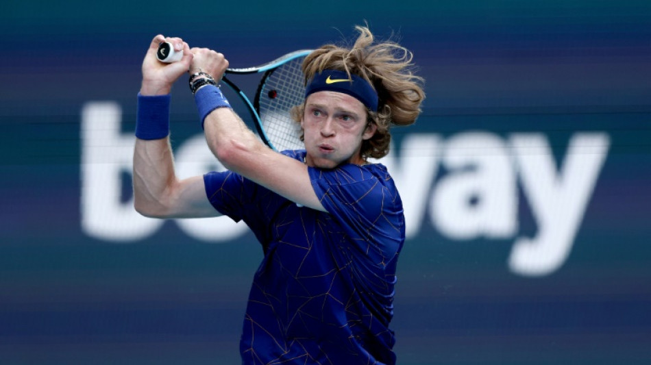 Tennis/Miami: Swiatek s'&eacute;l&egrave;ve, Rublev et Sakkari s'effondrent