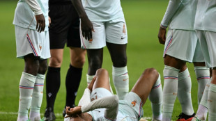 Mbapp&eacute; sofre hiperextens&atilde;o do joelho e deve ficar afastado por duas semanas