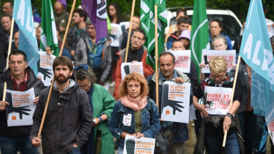 A Bayonne, des centaines de manifestants d&eacute;noncent la suspension d'une r&eacute;glementation "anti-Airbnb"