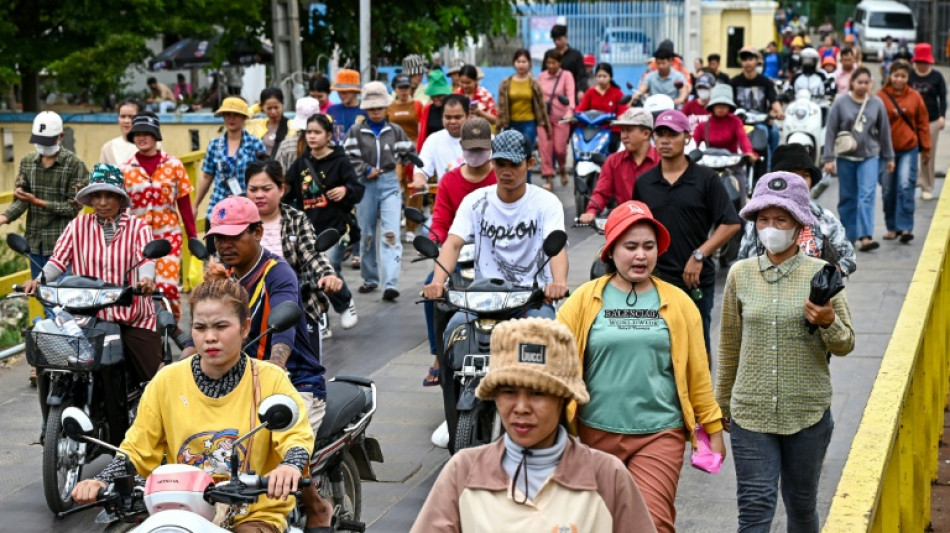 Trabalhadores do setor t&ecirc;xtil do Camboja se preocupam com tarifas de Trump