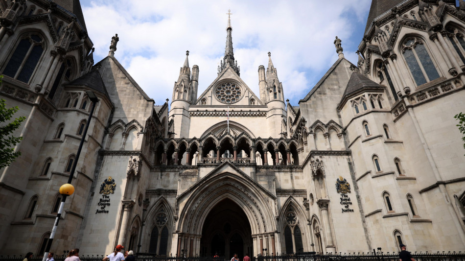 Buckingham Palace replica a Harry, difende il no alla scorta