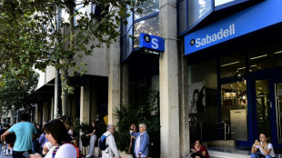Madrid da luz verde a la OPA hostil del banco BBVA sobre el Sabadell, pero endurece las condiciones