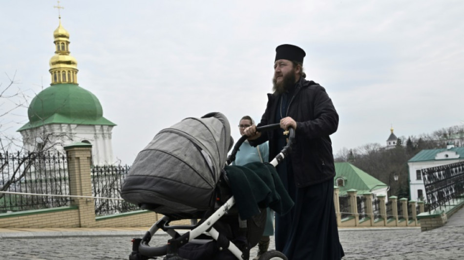 Monjes decididos a resistir la orden de expulsi&oacute;n de un monasterio hist&oacute;rico en Kiev