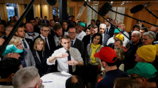 Macron poursuit sa visite du Salon de l'agriculture, protégé par un cordon de sécurité exceptionnel