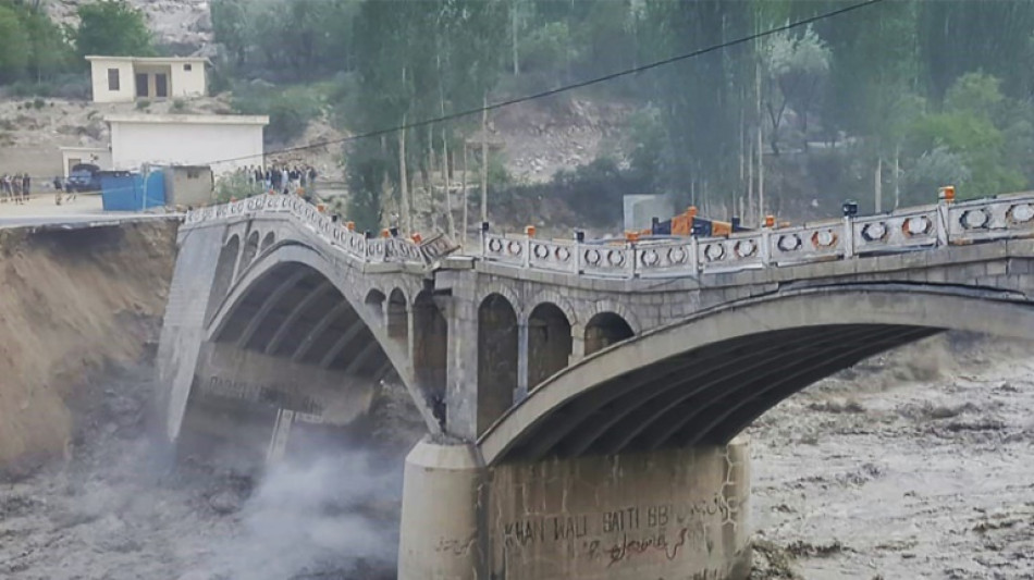 Inundación repentina provoca derrumbe de un puente en el norte de Pakistán