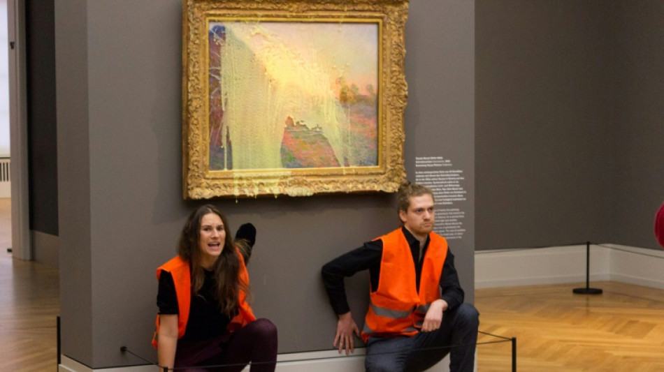 Apr&egrave;s les "Tournesols", un tableau de Monet asperg&eacute; de pur&eacute;e par des activistes