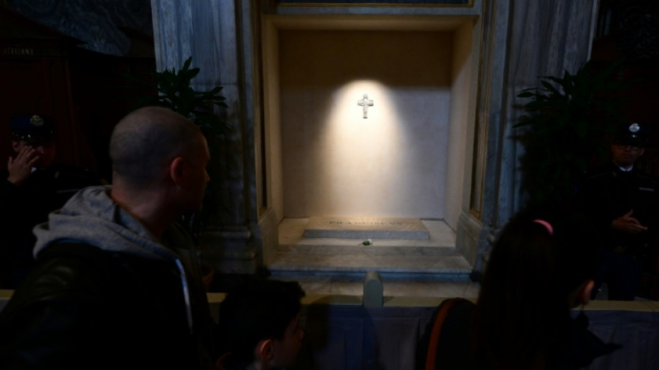 Milhares de pessoas visitam o t&uacute;mulo do papa Francisco &agrave; espera do conclave