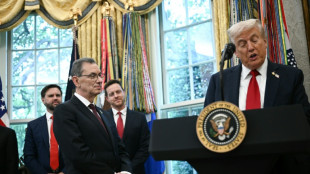 Trump y Pfizer anuncian un acuerdo para bajar los precios de medicamentos en EEUU