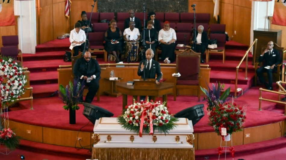 Funeral de homem asfixiado no metr&ocirc; de Nova York vira clamor por justi&ccedil;a