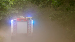 Einsatzkräfte kämpfen weiter gegen Waldbrand bei Jüterbog in Brandenburg