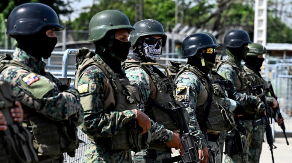 Quase cem armas e milhares de muni&ccedil;&otilde;es apreendidas em um m&ecirc;s em pris&otilde;es no Equador