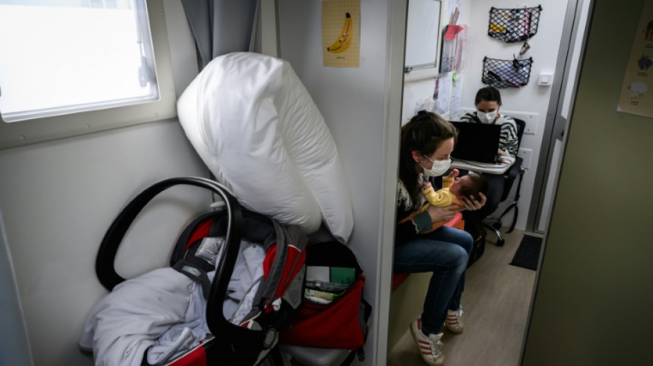 Dans la campagne auvergnate, un camion m&eacute;dical &agrave; la rencontre des femmes enceintes